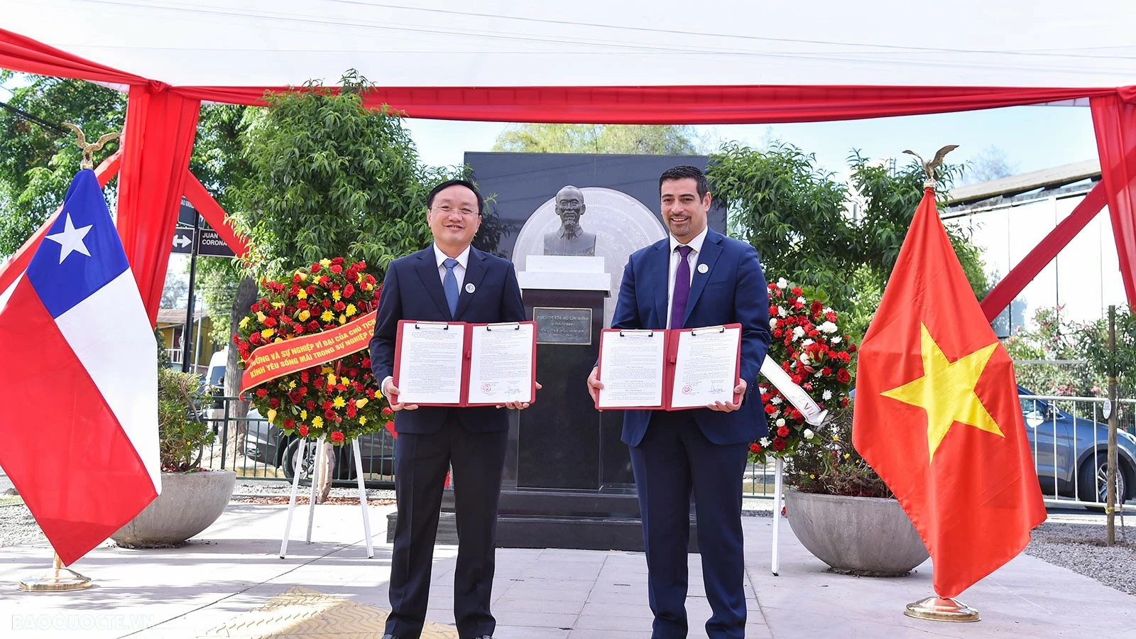 State leader lays wreath in tribute to President Ho Chi Minh in Chile's Santiago