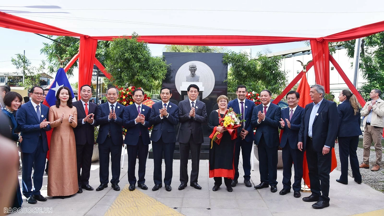 State leader lays wreath in tribute to President Ho Chi Minh in Chile's Santiago