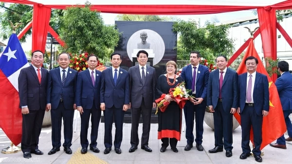 State leader lays wreath in tribute to President Ho Chi Minh in Chile's Santiago