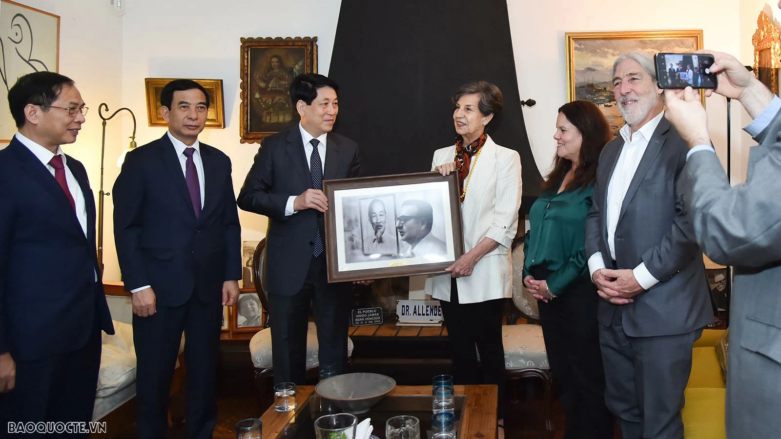 President Luong Cuong visits late Chilean President's family in Santiago