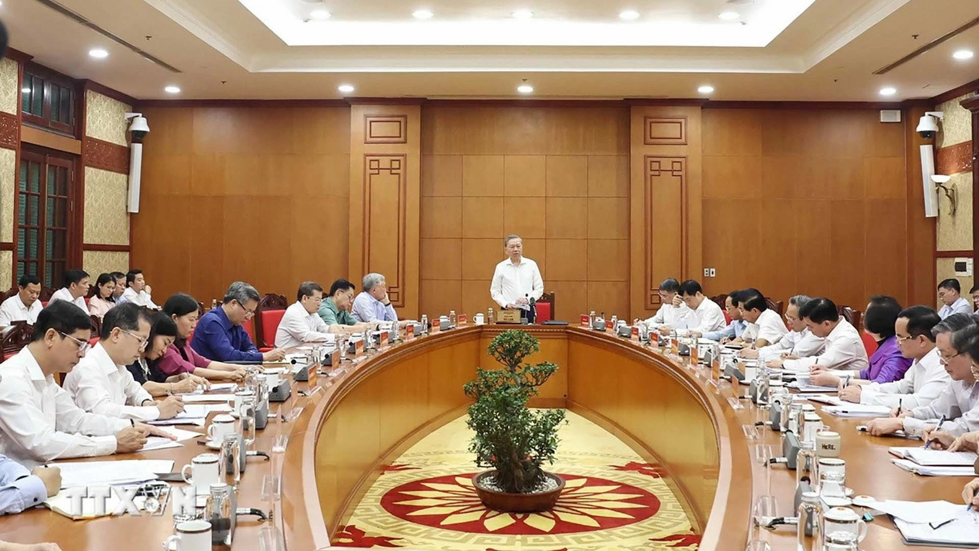 Party General Secretary To Lam chairs meeting with sub-committees for documents, Party Charter