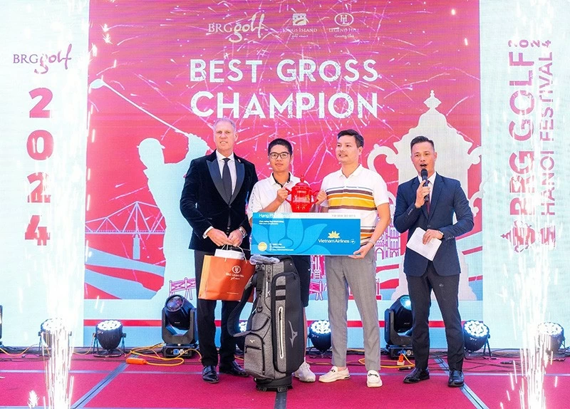 Golf thủ Lê Minh Nghĩa (thứ hai từ trái qua) giành chức vô địch BRG Golf Hanoi Festival 2024 với tổng điểm 155 gậy