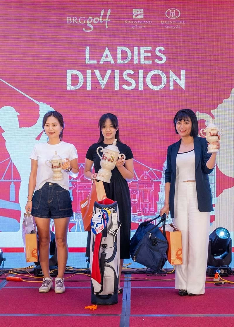 Nữ golf thủ Trương Hà Mi (giữa) giành chức vô địch BRG Golf Hanoi Festival 2024 với tổng điểm 129 gậy