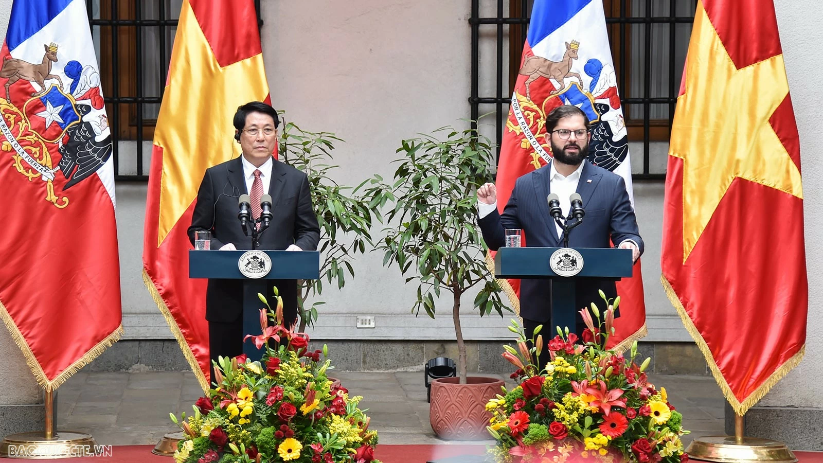 Vietnam, Chile Presidents meet with press after talks