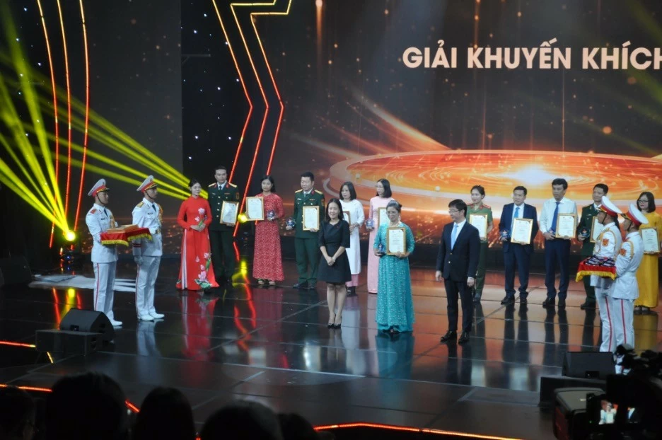 Đại diện báo Thế giới và Việt Nam nhận giải báo chí 'Vì sự nghiệp Đại đoàn kết toàn dân tộc' lần thứ XVI