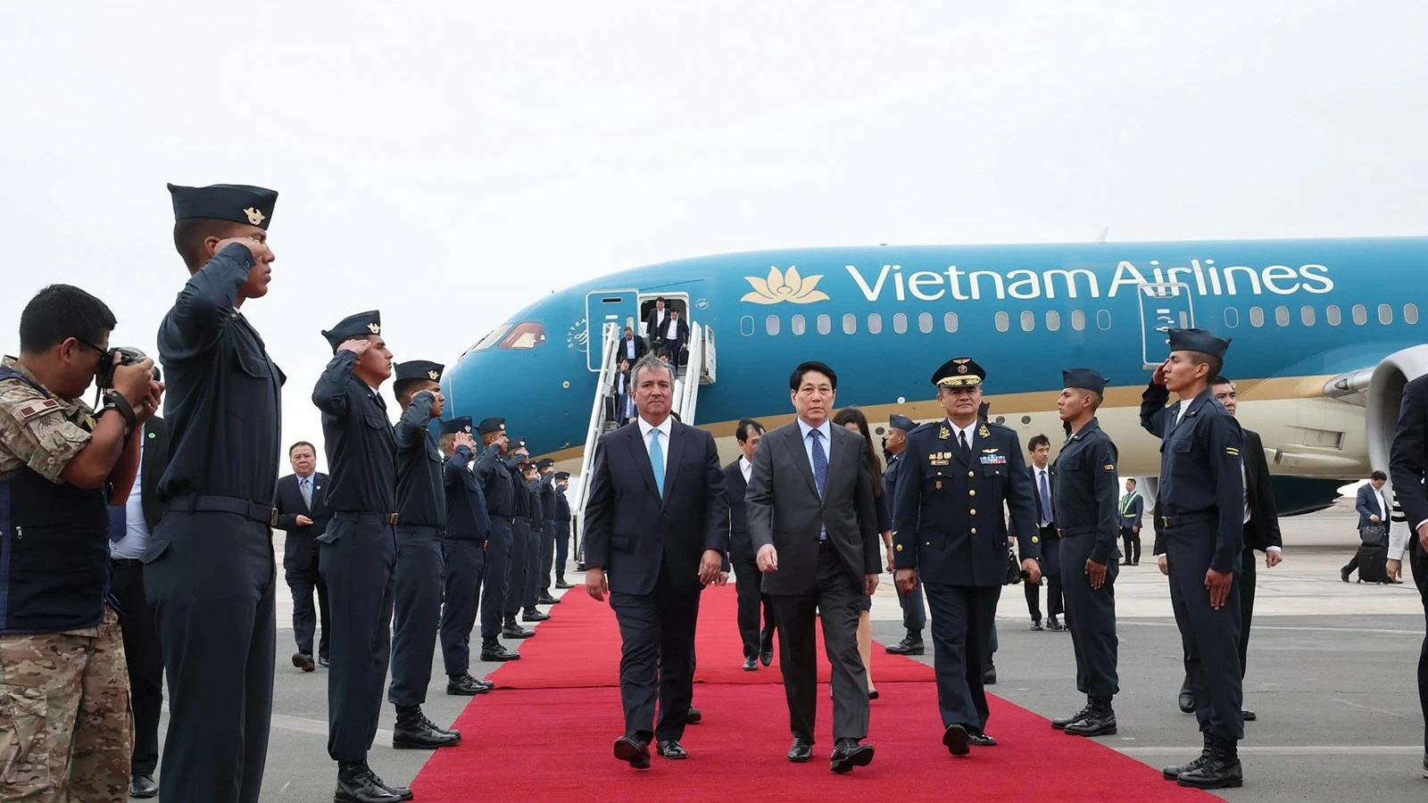 President Luong Cuong arrives in Lima, beginning official visit to Peru, attendance at AELW