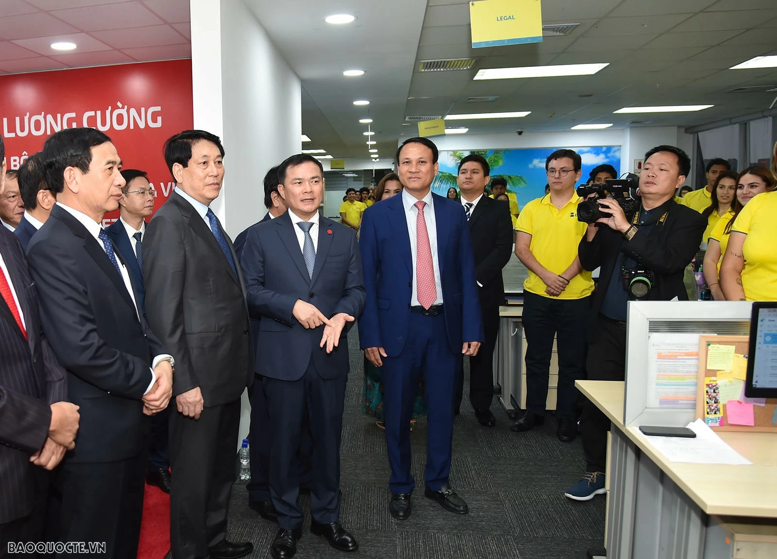 President Luong Cuong visits Bitel headquarters in Peru. (Photo: Tuan Anh)