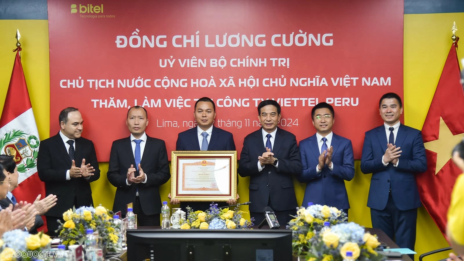 Minister of National Defense Phan Van Giang, on behalf of the Prime Minister, presented a certificate of merit to Viettel Peru Company, a subsidiary of Viettel International Investment Corporation. (Photo: Tuan Anh)