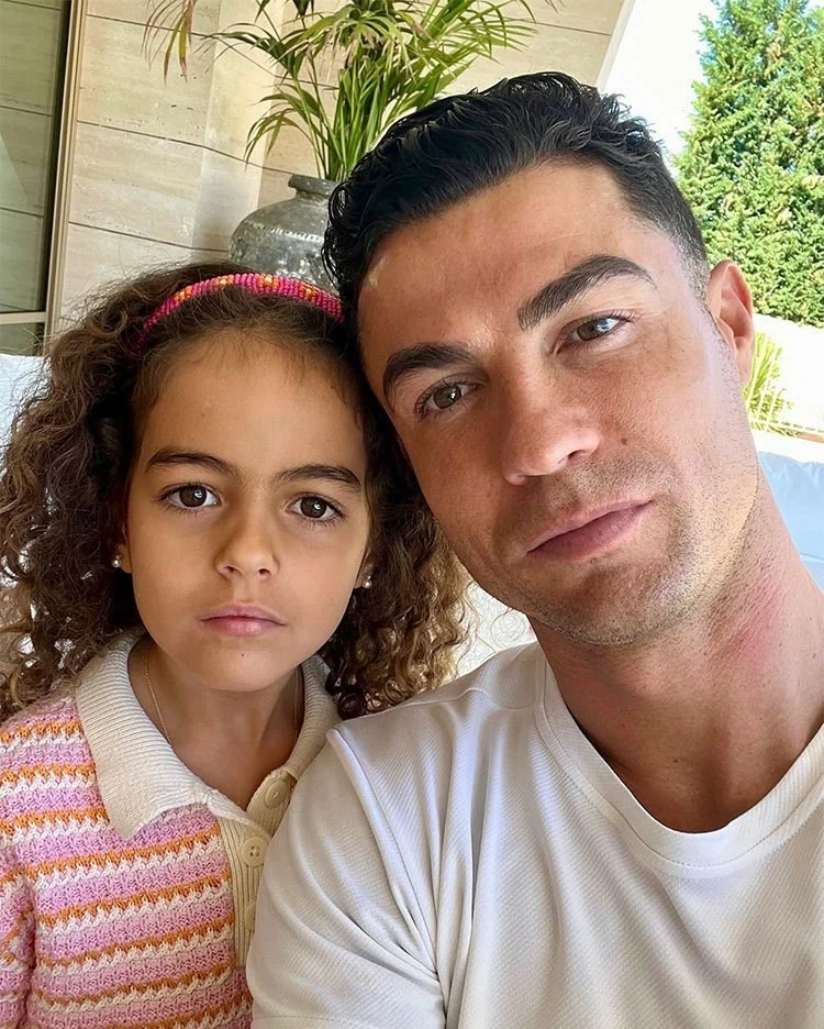 Hình ảnh gia đình mừng sinh nhật con gái đầu lòng của Ronaldo và bạn gái Georgina