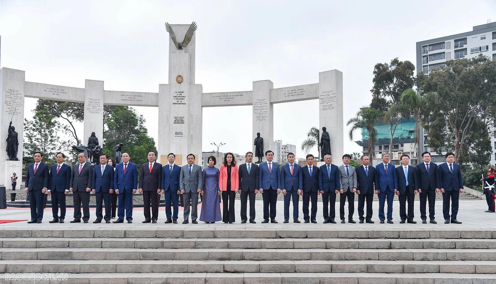 Những hình ảnh Chủ tịch nước Lương Cường đặt vòng hoa tại Đài tưởng niệm các Anh hùng dân tộc và tiền nhân nền Độc lập Peru