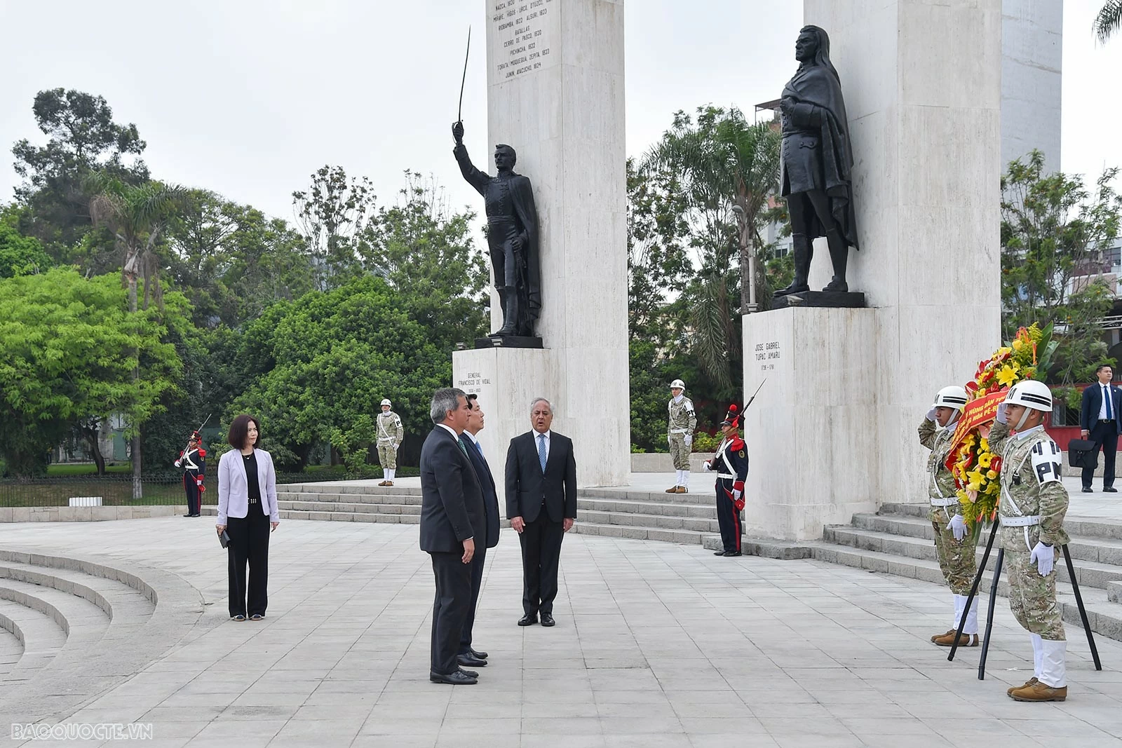  Tượng đài bao gồm các bức tượng của Túpac Amaru II, Mateo Garcia Pumacahua, Francisco Antonio de Zela Mariano Melgar Valdivieso Juan Pablo Vizcardo y Guzmán, Toribio Rodríguez de Mendoza và Francisco Vidal - những anh hùng, tiền thân có đóng góp quan trọng trong giành độc lập cho Peru.