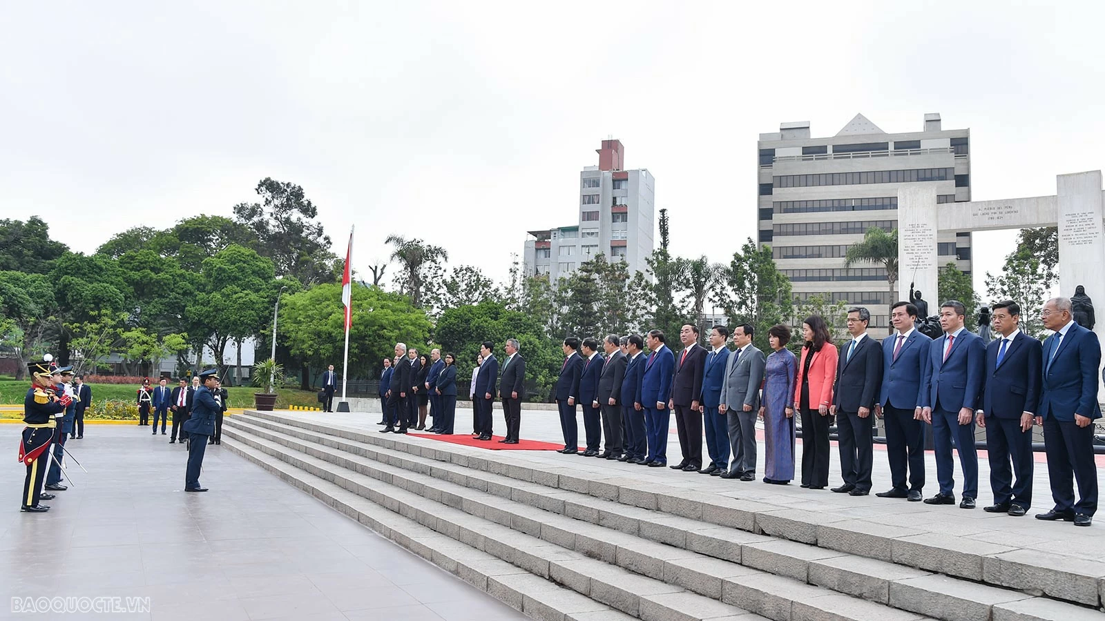 Những hình ảnh Chủ tịch nước Lương Cường đặt vòng hoa tại Đài tưởng niệm các Anh hùng dân tộc và tiền nhân nền Độc lập Peru