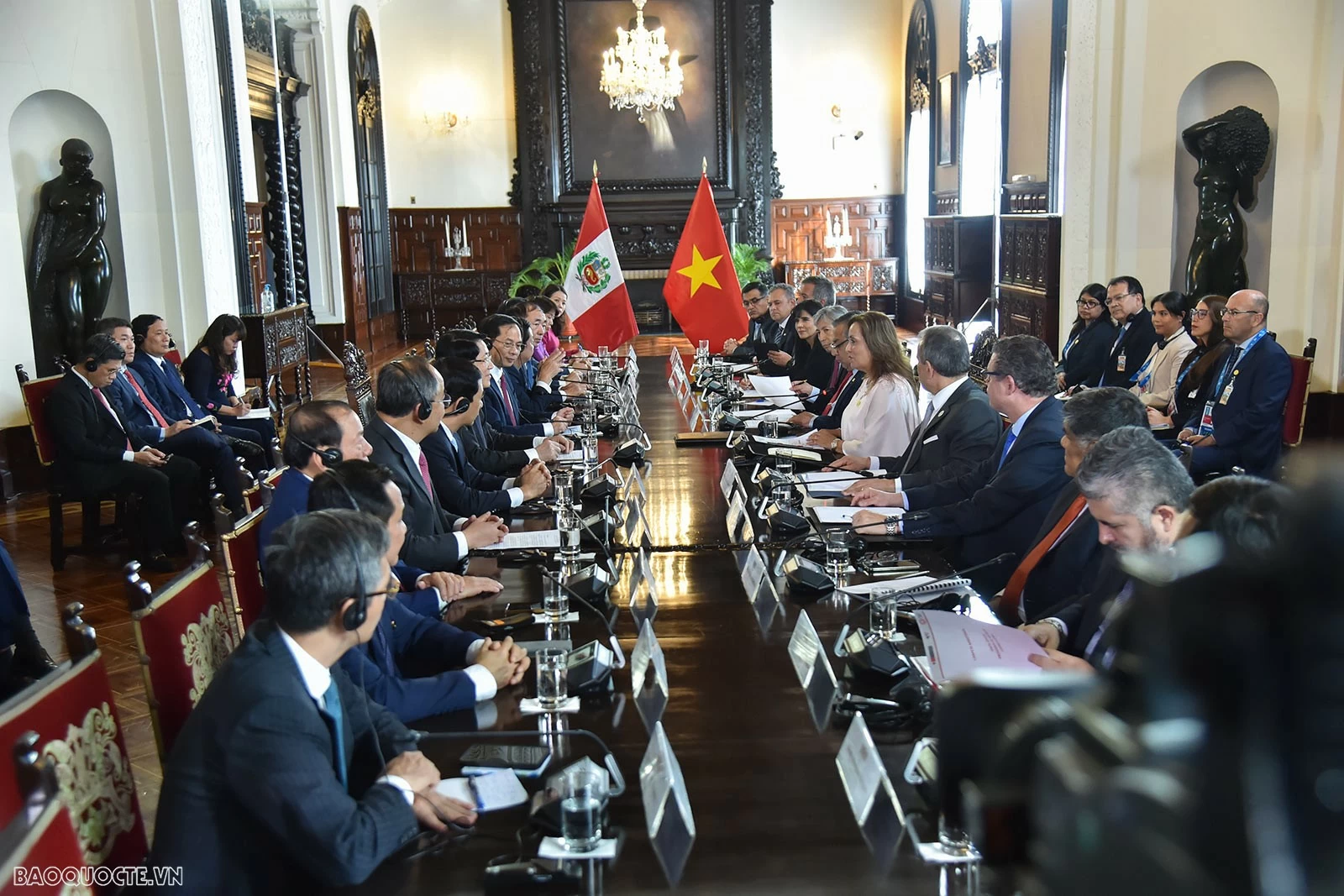 Chủ tịch nước Lương Cường và Tổng thống Peru Dina Boluarte tiến hành hội đàm. (Ảnh: Tuấn Anh) Chủ tịch nước Lương Cường và Tổng thống Peru Dina Boluarte tiến hành hội đàm. (Ảnh: Tuấn Anh)