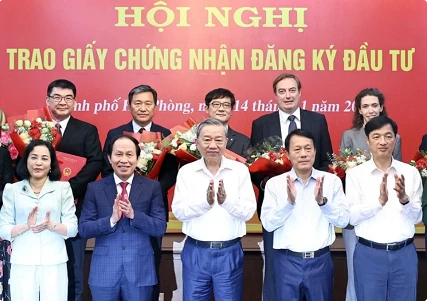 Hai Phong hands over investment certificates to 12 FDI projects