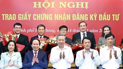 Hai Phong City hands over investment certificates to 12 FDI projects