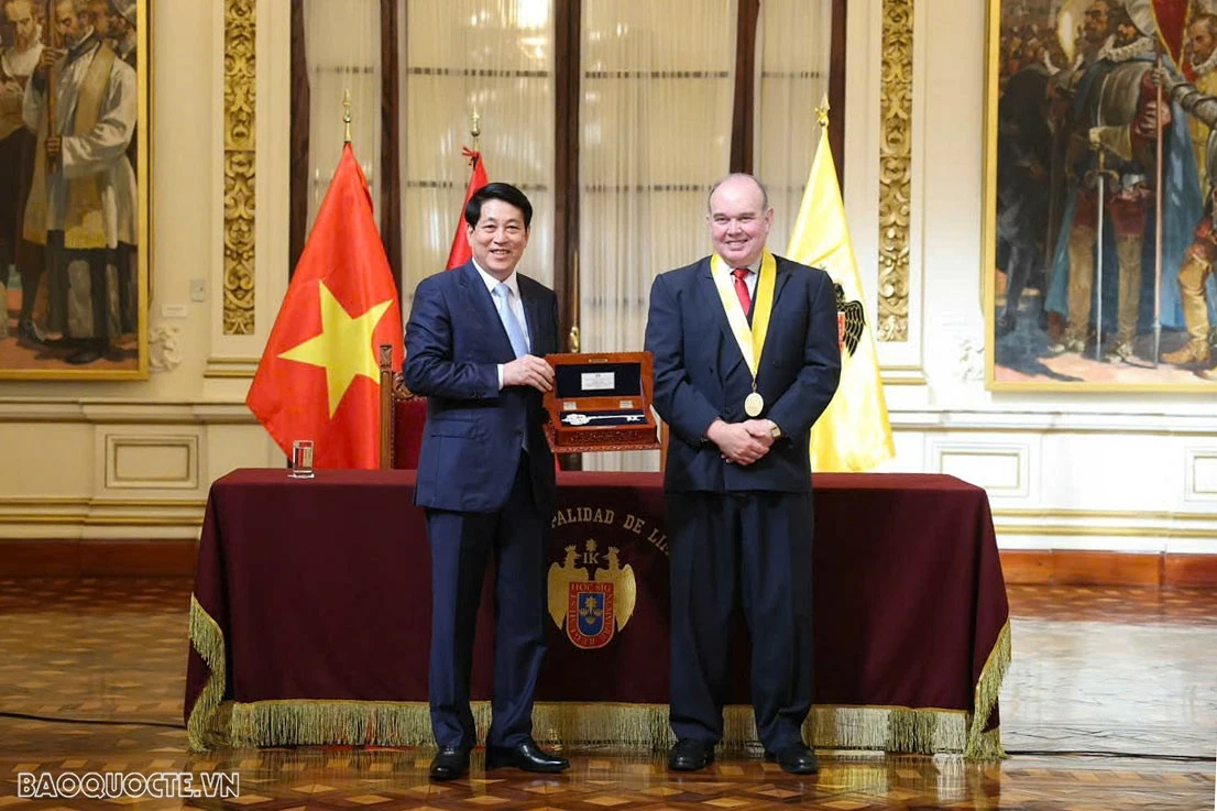 Nhân dịp này, chính quyền thành phố Lima đã quyết định trao tặng Chủ tịch nước Lương Cường chiếc Chìa khoá biểu tượng của thủ đô Lima và công nhận tư cách Khách mời Danh dự. (Ảnh: Tuấn Anh) Nhân dịp này, chính quyền thành phố Lima đã quyết định trao tặng Chủ tịch nước Lương Cường chiếc Chìa khoá biểu tượng của thủ đô Lima và công nhận tư cách Khách mời Danh dự. (Ảnh: Tuấn Anh)
