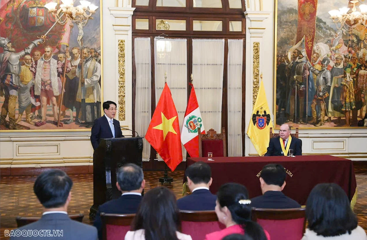 President Luong Cuong meets Lima Mayor, receives token key