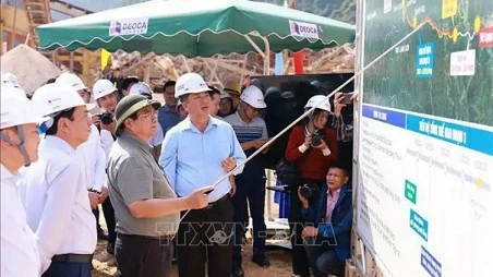 Prime Minister orders expediting expressway projects, smart border gate in Lang Son, Cao Bang