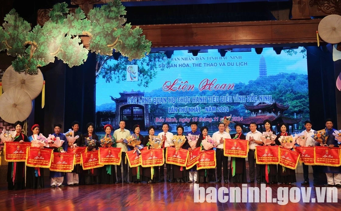 Ban Tổ chức trao Cờ lưu niệm cho các đơn vị tham gia Liên hoan. Ban Tổ chức trao Cờ lưu niệm cho các đơn vị tham gia Liên hoan.