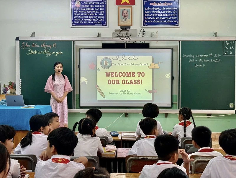 Cô và trò trường Tiểu học Trần Quốc Tuấn tích cực ứng dụng công nghệ trong dạy và học.