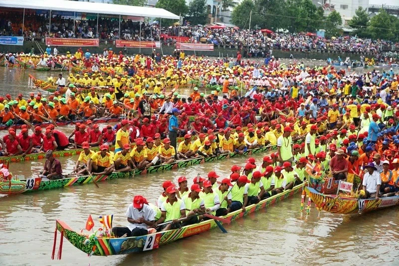 Ok om boc festival and Ngo boat racing of the Khmer people have become a common festival of ethnic minorities in Soc Trang.