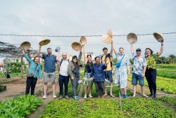 Hội An: Du khách nước ngoài thích thú vào vai nông dân tại làng rau Trà Quế