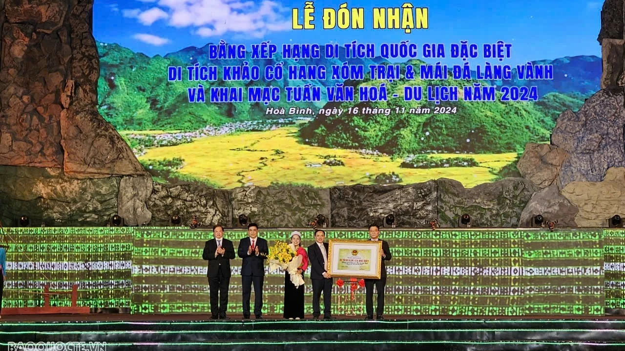 Hang xóm Trại và Mái đá làng Vành của Hòa Bình nhận Bằng xếp hạng di tích Quốc gia đặc biệt