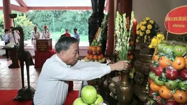 Party leader offers incense in memony of late President Ho Chi Minh in Ca Mau