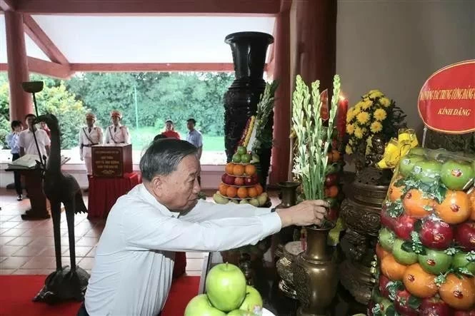 Party General Secretary To Lam offers incense in memony of late President Ho Chi Minh in Ca Mau on November 16. (Photo: VNA)