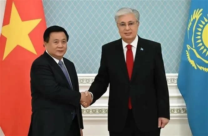 Nguyen Xuan Thang (L), Politburo member, President of the Ho Chi Minh National Academy of Politics, and Chairman of the Central Theory Council, welcomed by Kazakh President Kassym-Jomart Tokayev. (Photo: VNA)