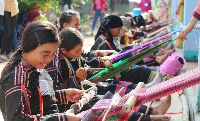 Bahnar people in Kon Tum Province weave brocade craft into cultural perservation