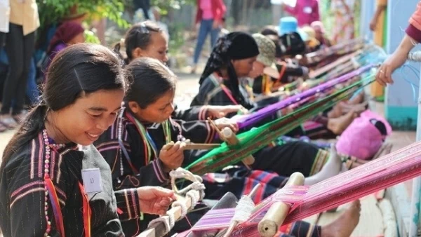 Bahnar people in Kon Tum Province weave brocade craft into cultural perservation