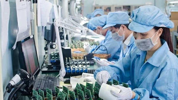 Vietnam finds opportunities to attract investments in electronics support industries