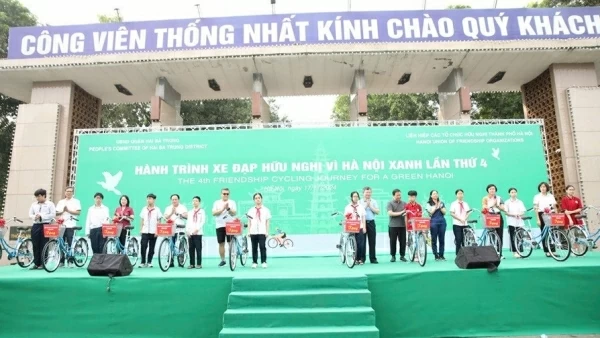 Hundreds diplomats join For a Green Hanoi cycling programme