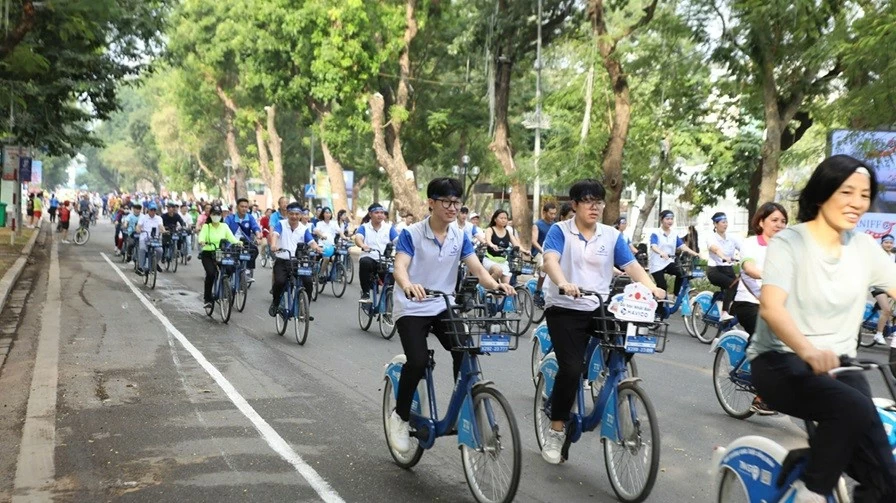 Hàng trăm nhà ngoại giao tham gia hành trình xe đạp hữu nghị vì Hà Nội xanh