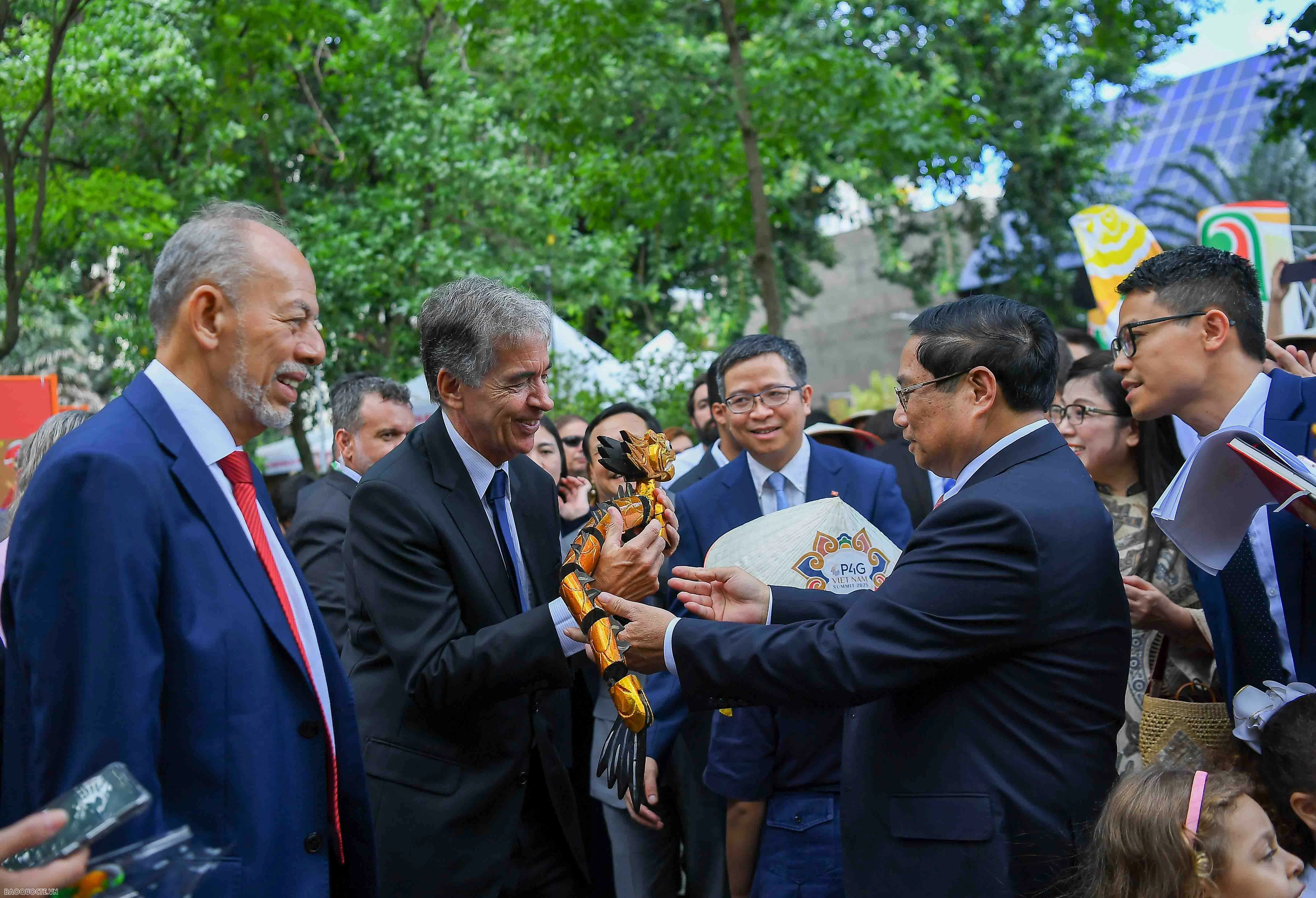 Thủ tướng Phạm Minh Chính tặng tòhe, rối nước cho bạn bè Brazil