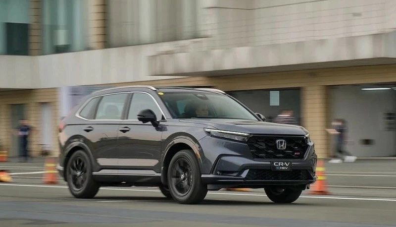 Honda CR-V e:HEV RS là phiên bản duy nhất được nhập khẩu nguyên chiếc từ Thái Lan. Honda CR-V e:HEV RS là phiên bản duy nhất được nhập khẩu nguyên chiếc từ Thái Lan.