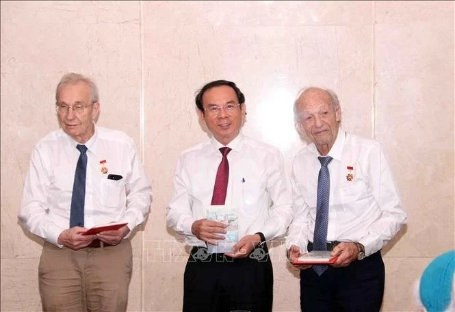 Ho Chi Minh City honours Swiss friends supporting Vietnam’s fight for peace