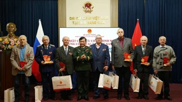 Vietnam’s Deputy Defence Minister honours Russian veterans in Moscow