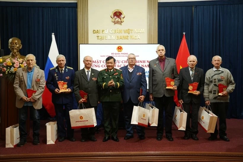 Vietnam’s Deputy Defence Minister honours Russian veterans