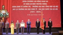 Trường Đại học Kinh tế - Đại học Quốc gia Hà Nội nhận Huân chương Lao động hạng Ba