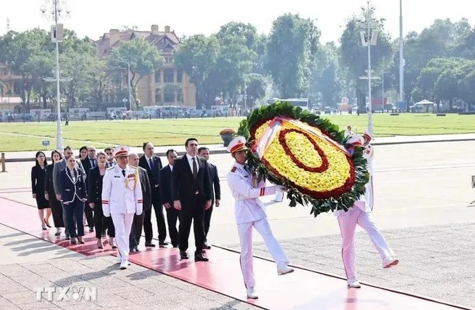 Armenian NA President pays tribute to President Ho Chi Minh