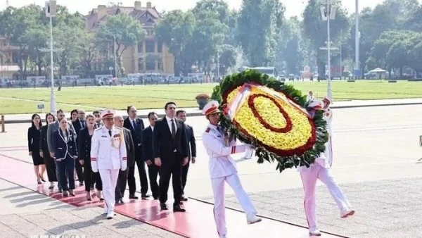 Armenian NA President Alen Simonyan pays tribute to President Ho Chi Minh