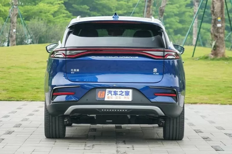 BYD Tang EV sở hữu chiều dài, chiều rộng và chiều cao lần lượt là 4.870mm, 1.950mm và 1.725mm. Chiều dài cơ sở đạt 2.820mm, nhỏ hơn một chút so với Ford Everest (2.900mm)