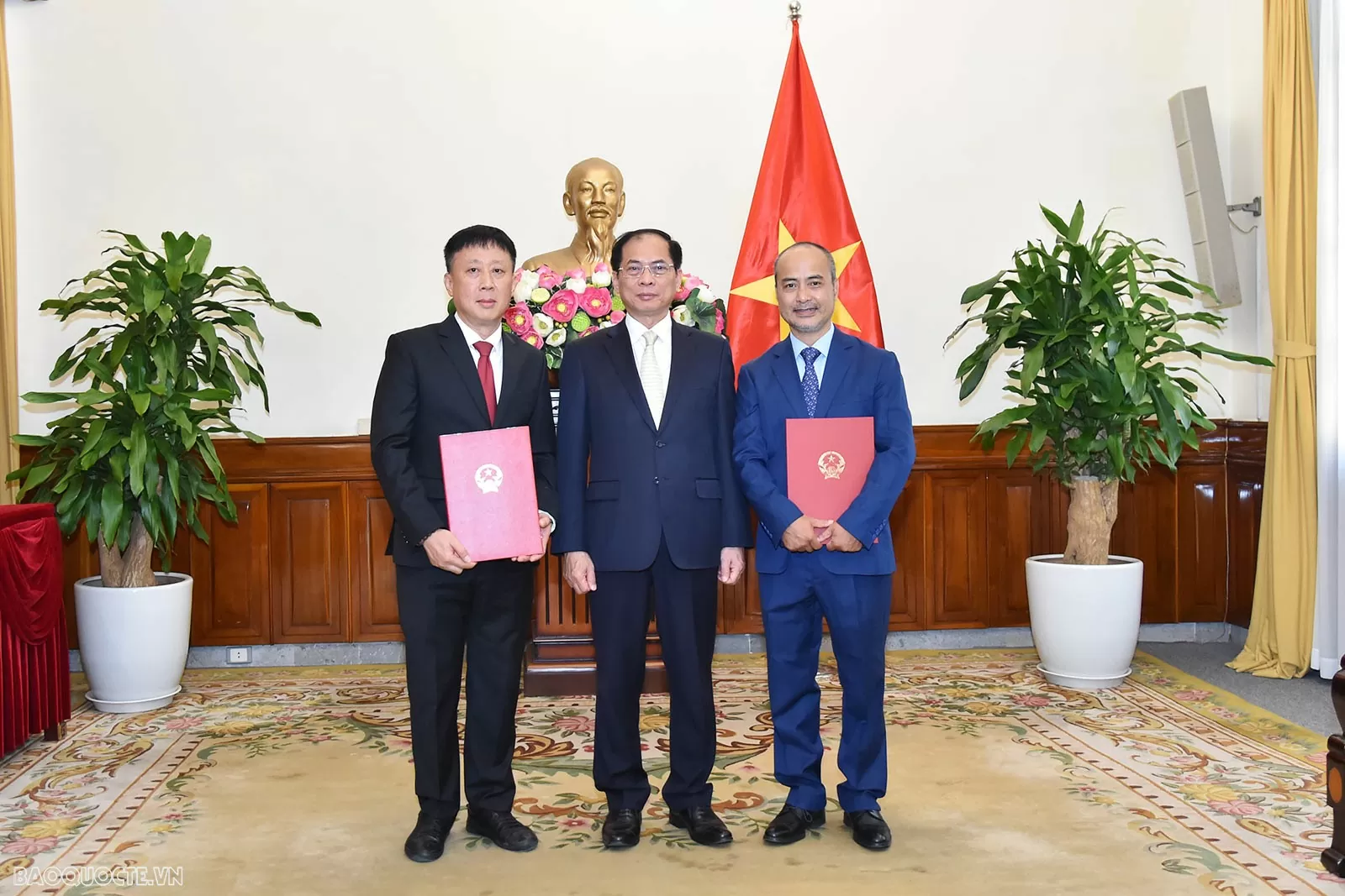 Trong phát biểu, ông Ngô Phương Nghị và Nguyễn Trung Kiên bày tỏ vinh dự khi được Ban cán sự Đảng Bộ; Phó Thủ tướng, Bộ trưởng Bùi Thanh Sơn tin tưởng phân công nhiệm vụ mới. Các cán bộ mới được bổ nhiệm khẳng định cùng với tập thể đơn vị nỗ lực hết sức mình, trên tinh thần phụng sự, tiếp tục đổi mới phương thức làm việc, hoàn thành tốt công việc được giao, xứng đáng với sự tin cậy của Phó Thủ tướng, Bộ trưởng và tập thể Lãnh đạo Bộ.