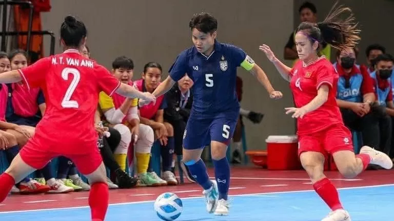 Đội tuyển futsal nữ Thái Lan và Việt Nam vào trận chung kết giải futsal nữ Đông Nam Á 2024