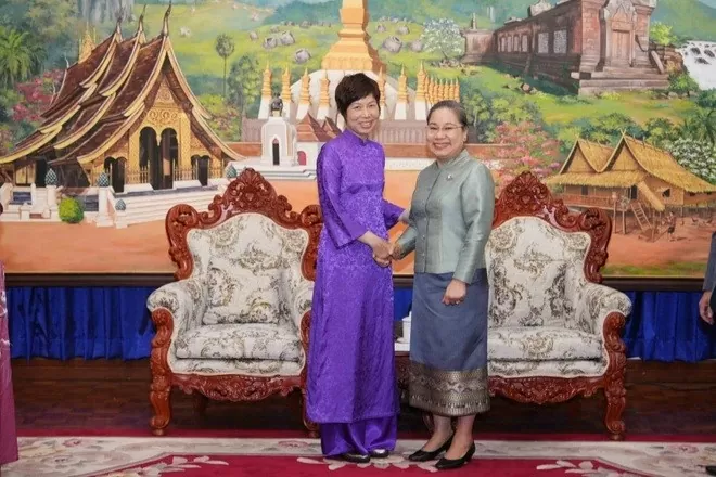 Lao Prime Minister Sonexay Siphandone receives VNA General Director in Vientiane