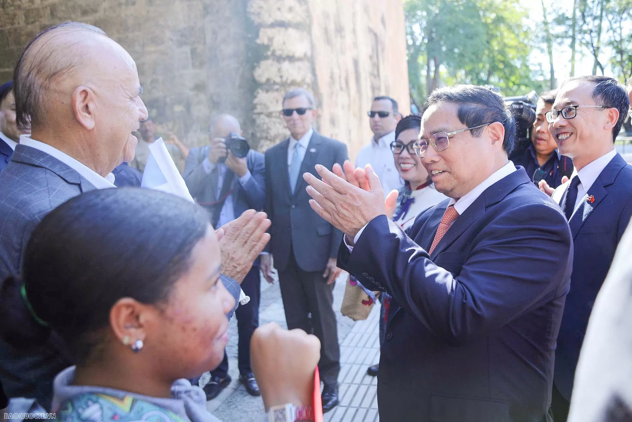 Người dân Dominica chào đón Thủ tướng Phạm Minh Chính và Phu nhân trên đường đến Phủ Tổng thống Cộng hòa Dominica