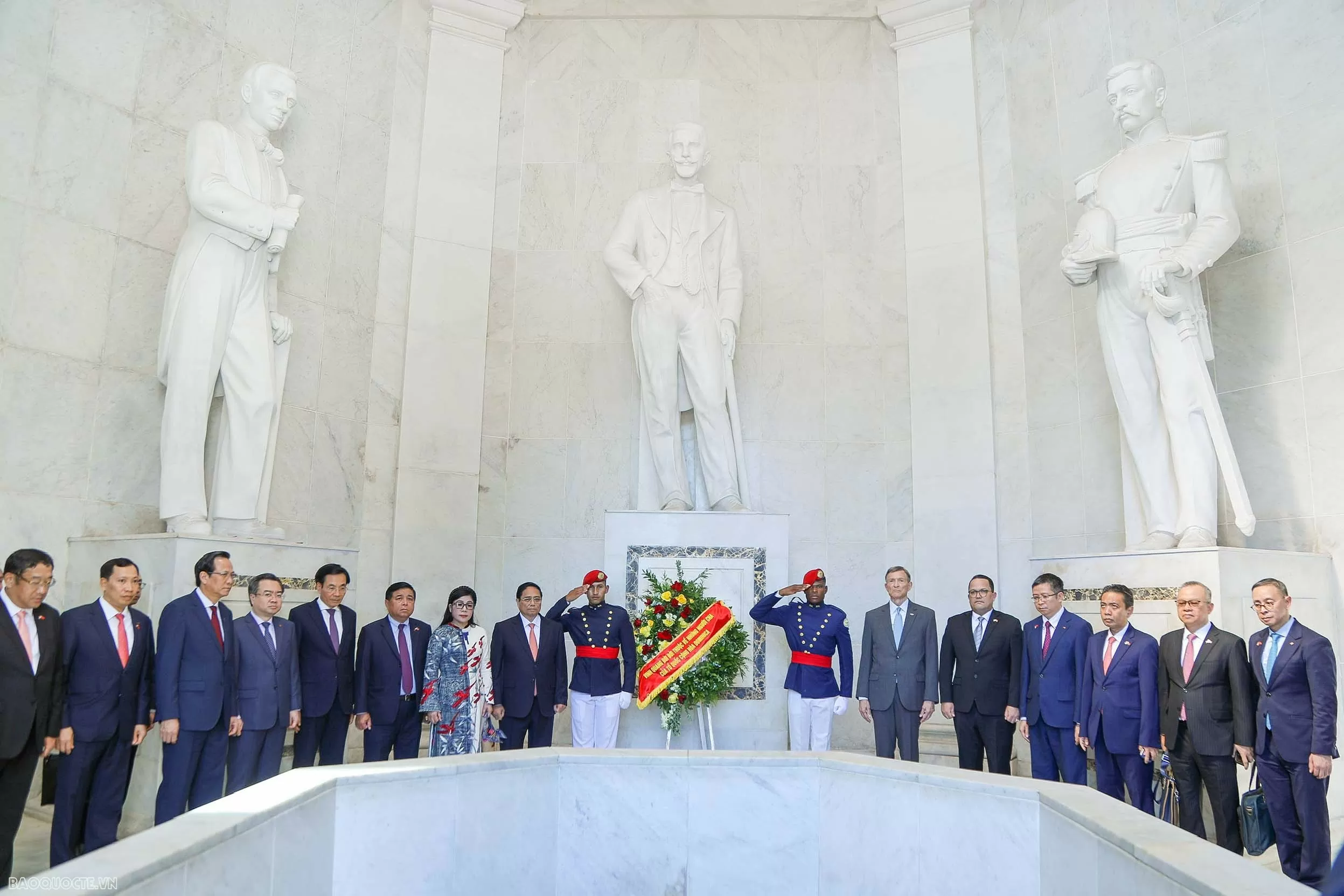 Đây là nơi yên nghỉ của những người cha sáng lập của Cộng hòa Dominica: Juan Pablo Duarte, Francisco del Rosario Sánchez và Ramón Matías Mella. Bên trong còn có tượng của những người cha sáng lập Cộng hòa Dominica.