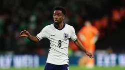 MU tính lên kế hoạch tái ký miễn phí Angel Gomes